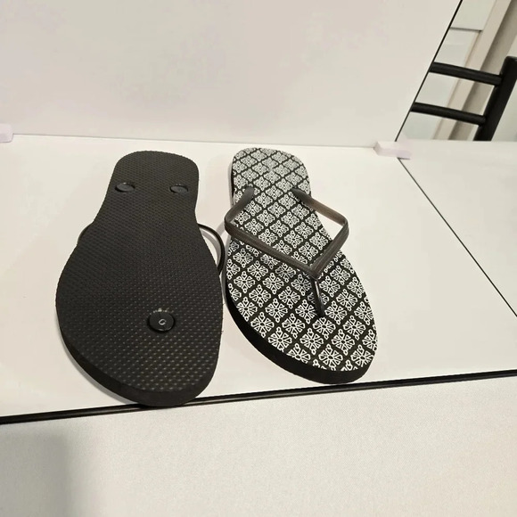 Stylish Black and White Patterned Flip Flops - Lightweight and Comfortable - Picture 5 of 6